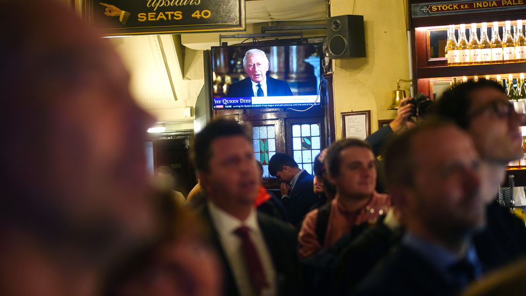 Británicos viendo el discurso del rey Carlos III