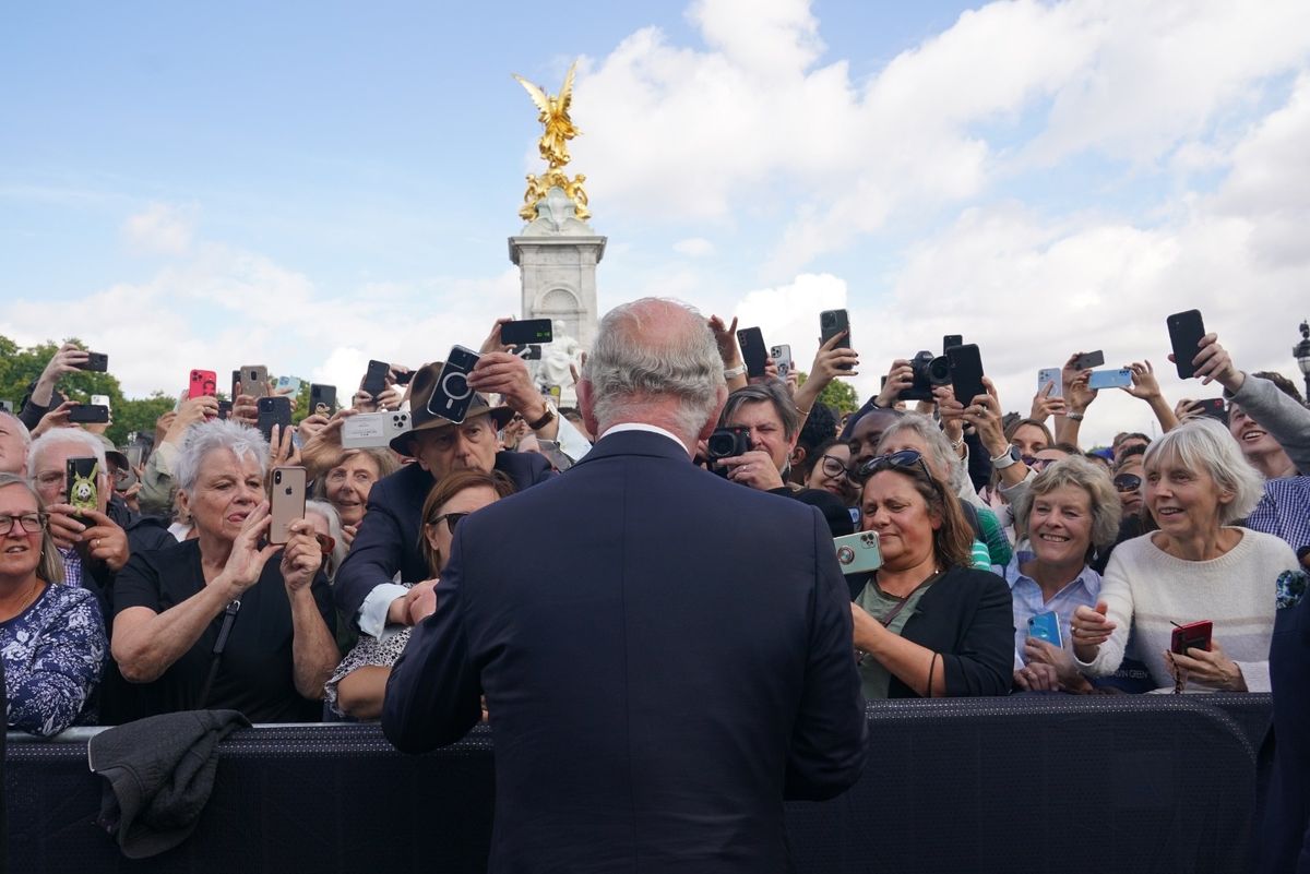 Carlos III de Inglaterra frente una multitud de súbditos Carlos III de Inglaterra frente una multitud de súbditos