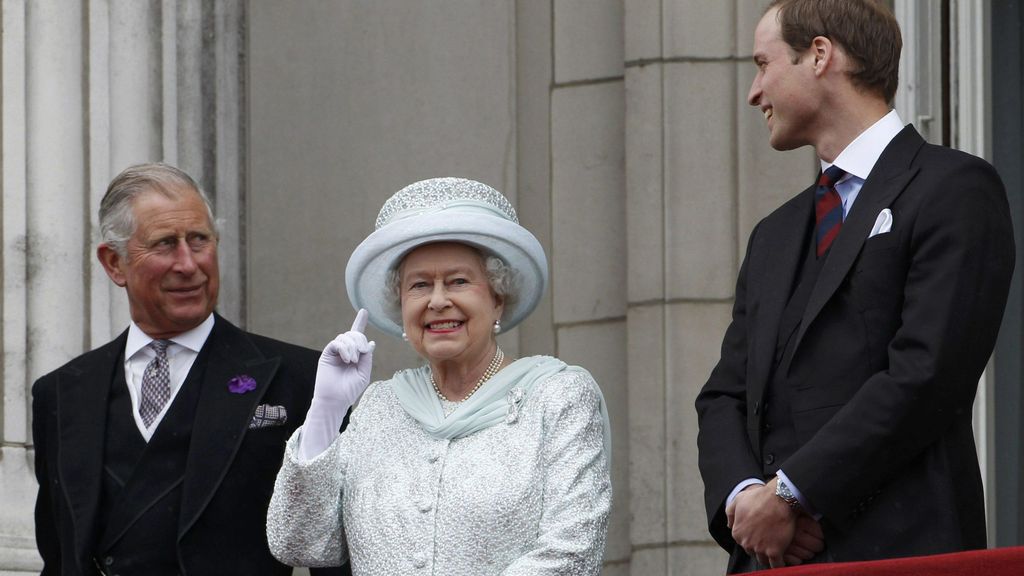 Carlos III, Isabel II y el príncipe Guillermo: presente, pasado y futuro de la monarquía británica