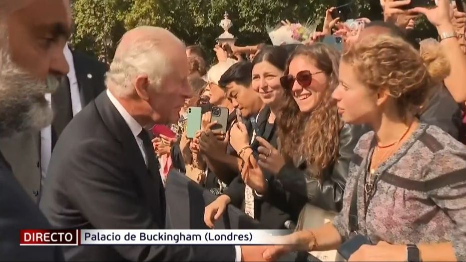Carlos III saluda uno a uno a una multitud de ciudadanos en su llegada al Palacio de Buckingham