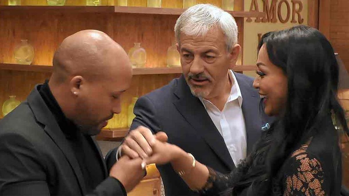 Carlos Sobera le enseña a un cubano en 'First Dates' cómo se saluda en España: “Quieta la mano”
