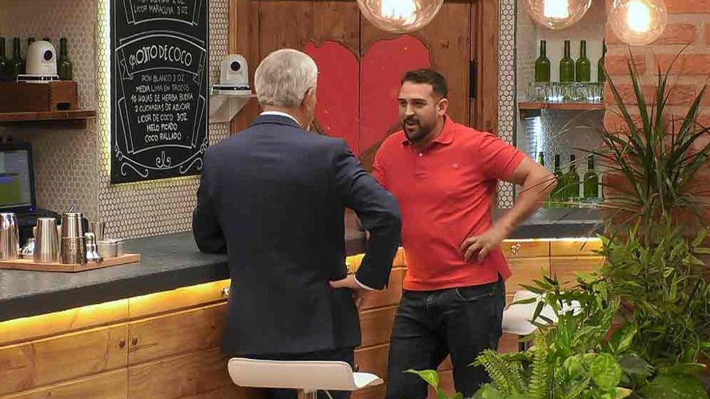 Daniel junto a Carlos Sobera en 'First Dates'