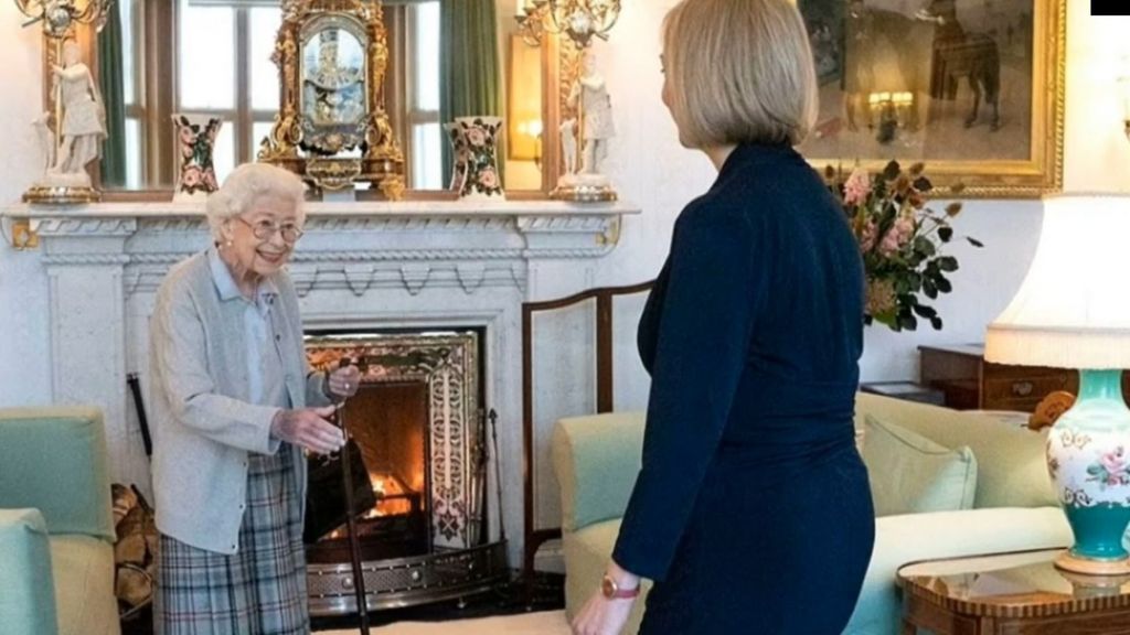¿De qué ha muerto la reina Isabel II?: el color de sus manos, una de las claves