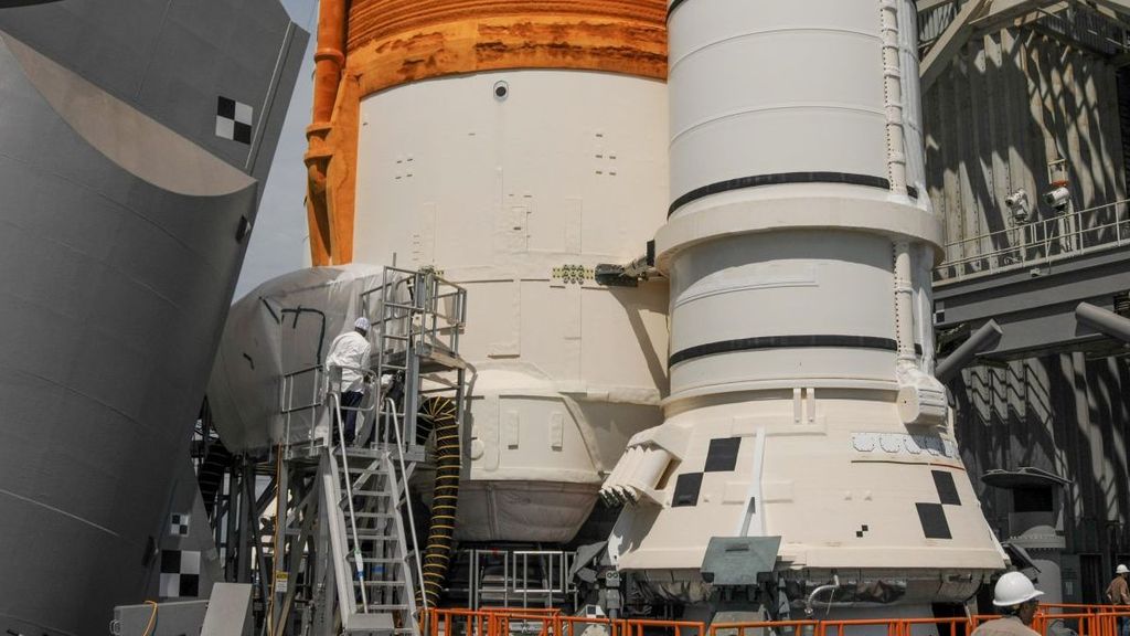 El cohete del Sistema de Lanzamiento Espacial (SLS) de la NASA en la plataforma de lanzamiento del Centro Espacial Kennedy de la NASA en Florida