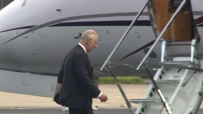 El rey Carlos III viaja a Londres para reunirse con la 'premier' Liz Truss en su primer día como rey de Inglaterra