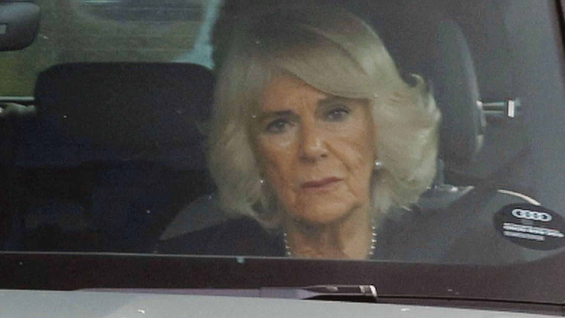 El rostro de desolación de Camilla en su primera instantánea con Carlos III saliendo de Balmoral