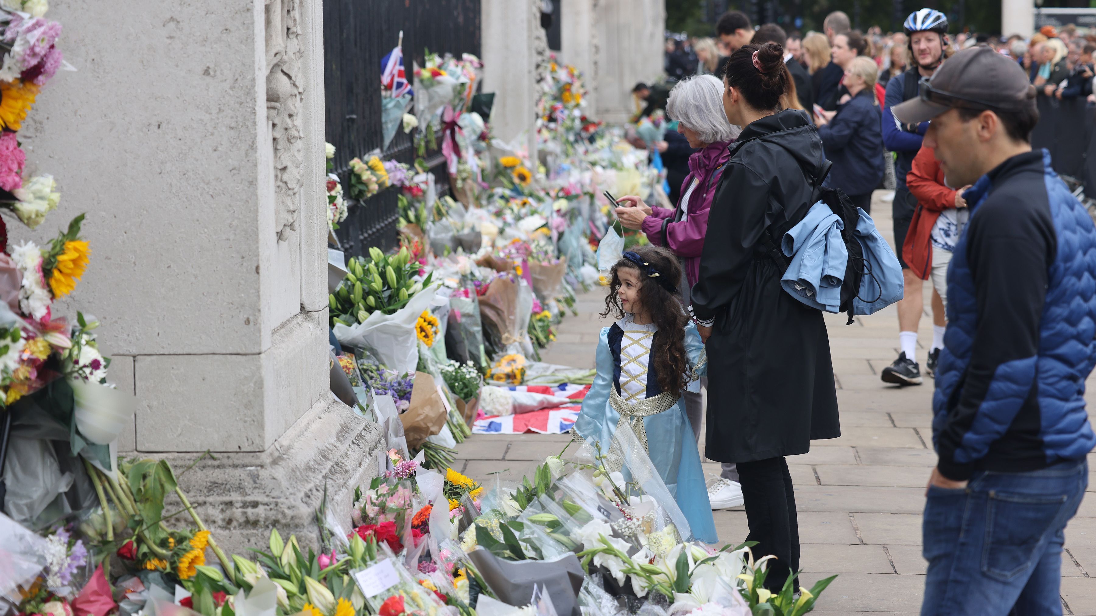 EN IMÁGENES | Dolor y luto en el Palacio de Buckingham por la reina Isabel II