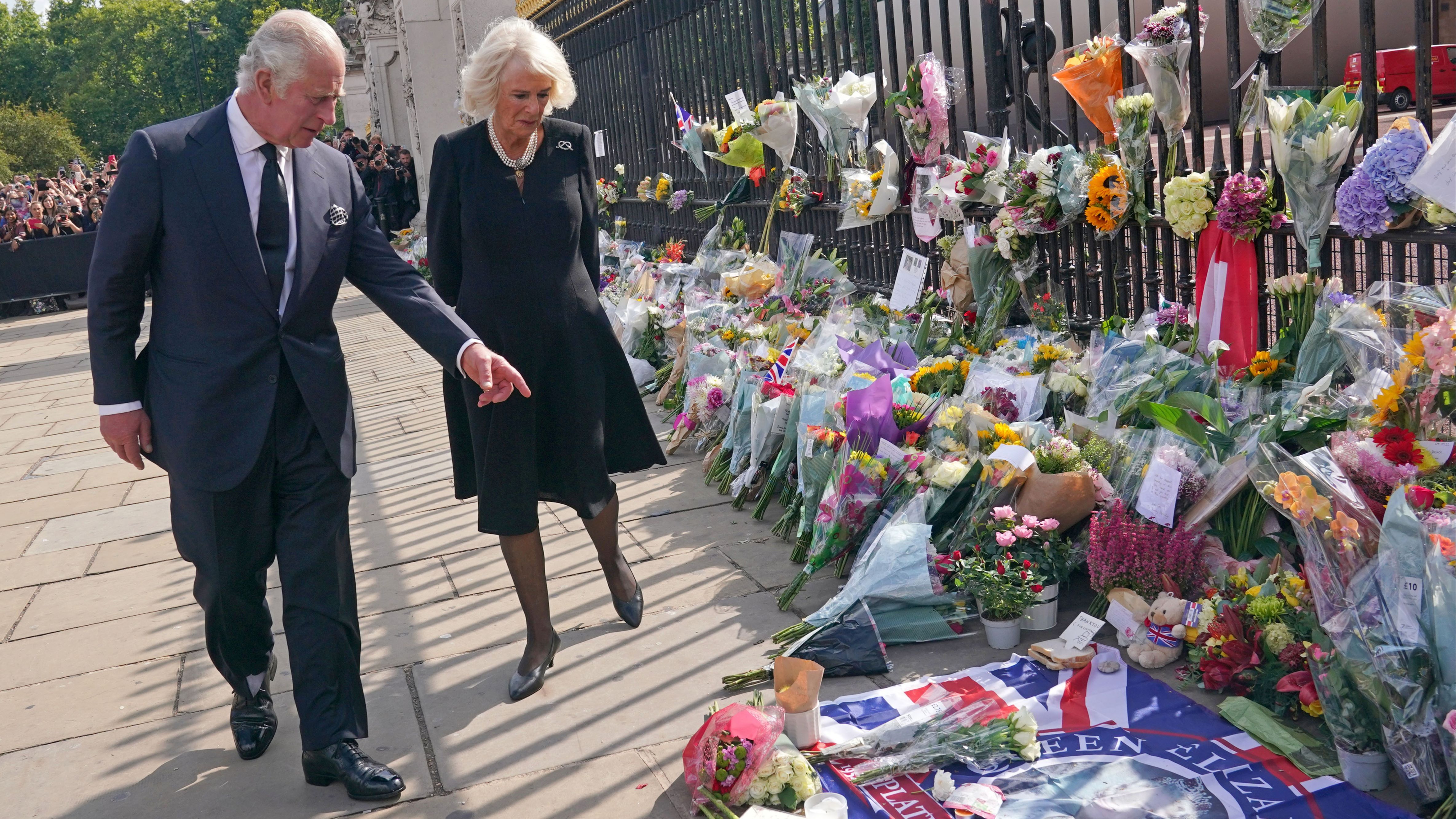 EN IMÁGENES | Dolor y luto en el Palacio de Buckingham por la reina Isabel II