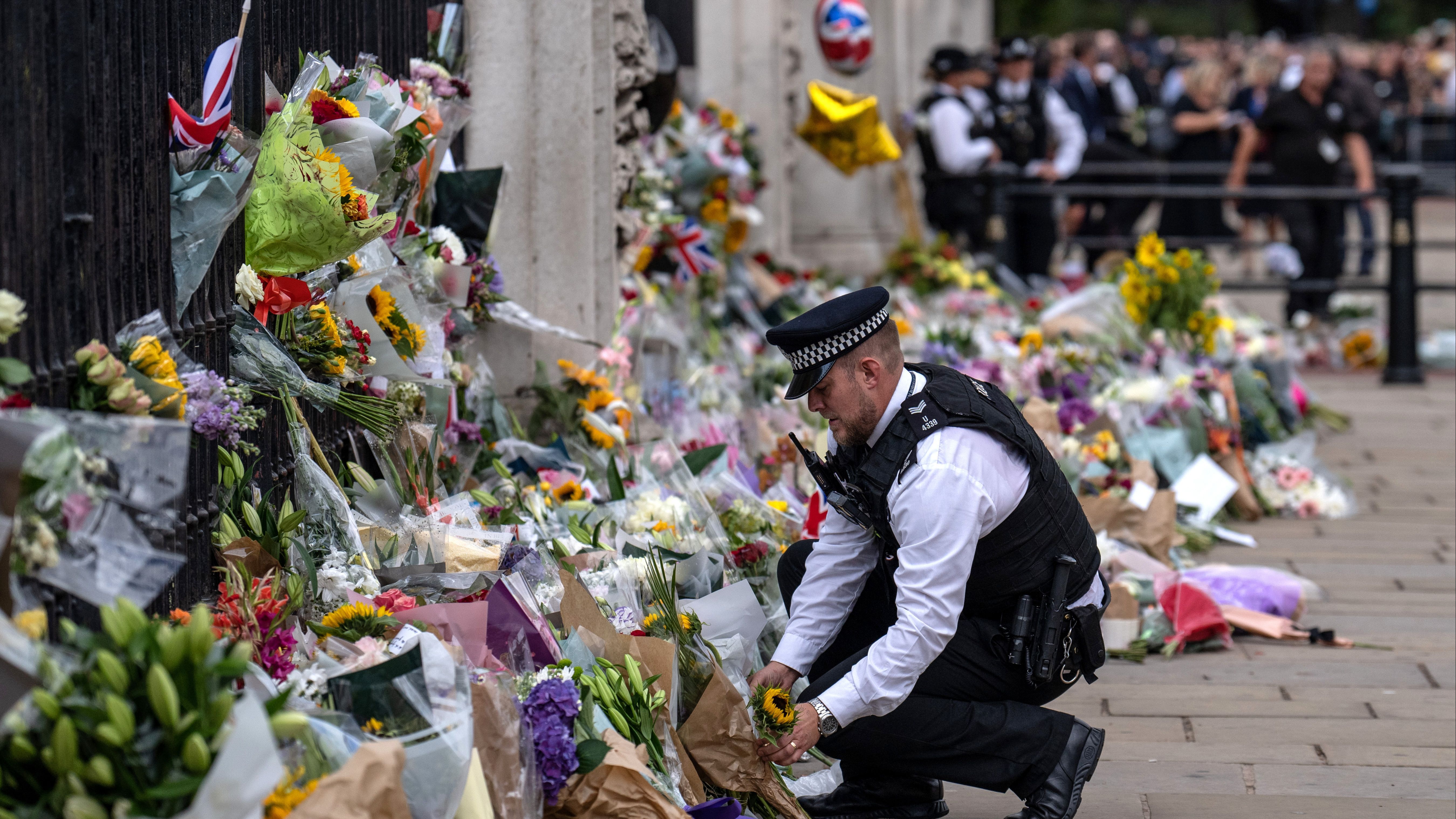 EN IMÁGENES | Dolor y luto en el Palacio de Buckingham por la reina Isabel II