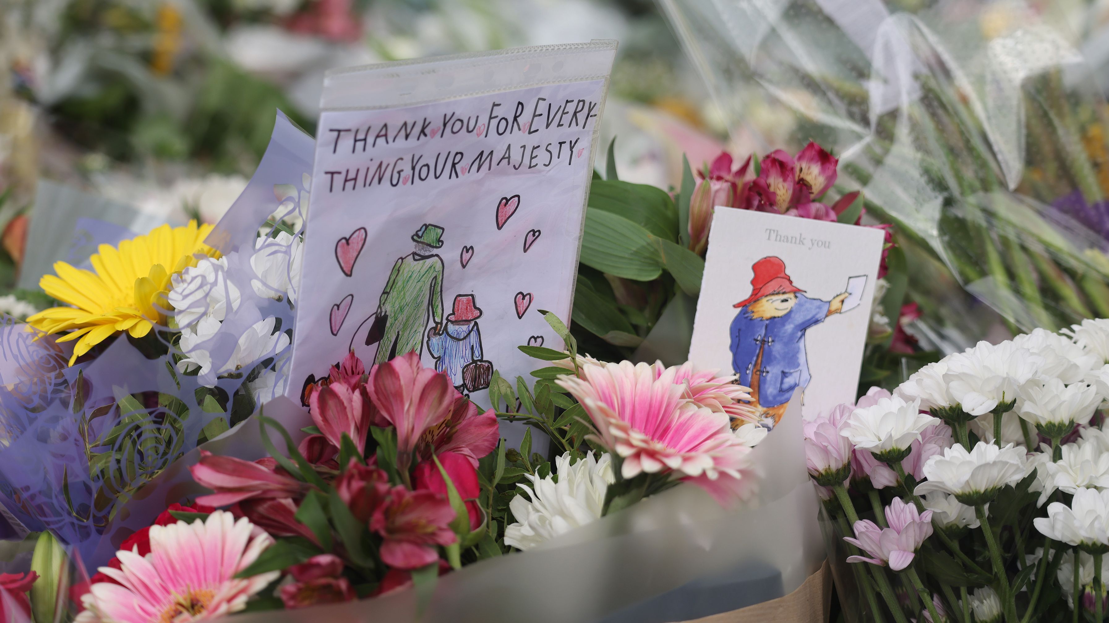 EN IMÁGENES | Dolor y luto en el Palacio de Buckingham por la reina Isabel II