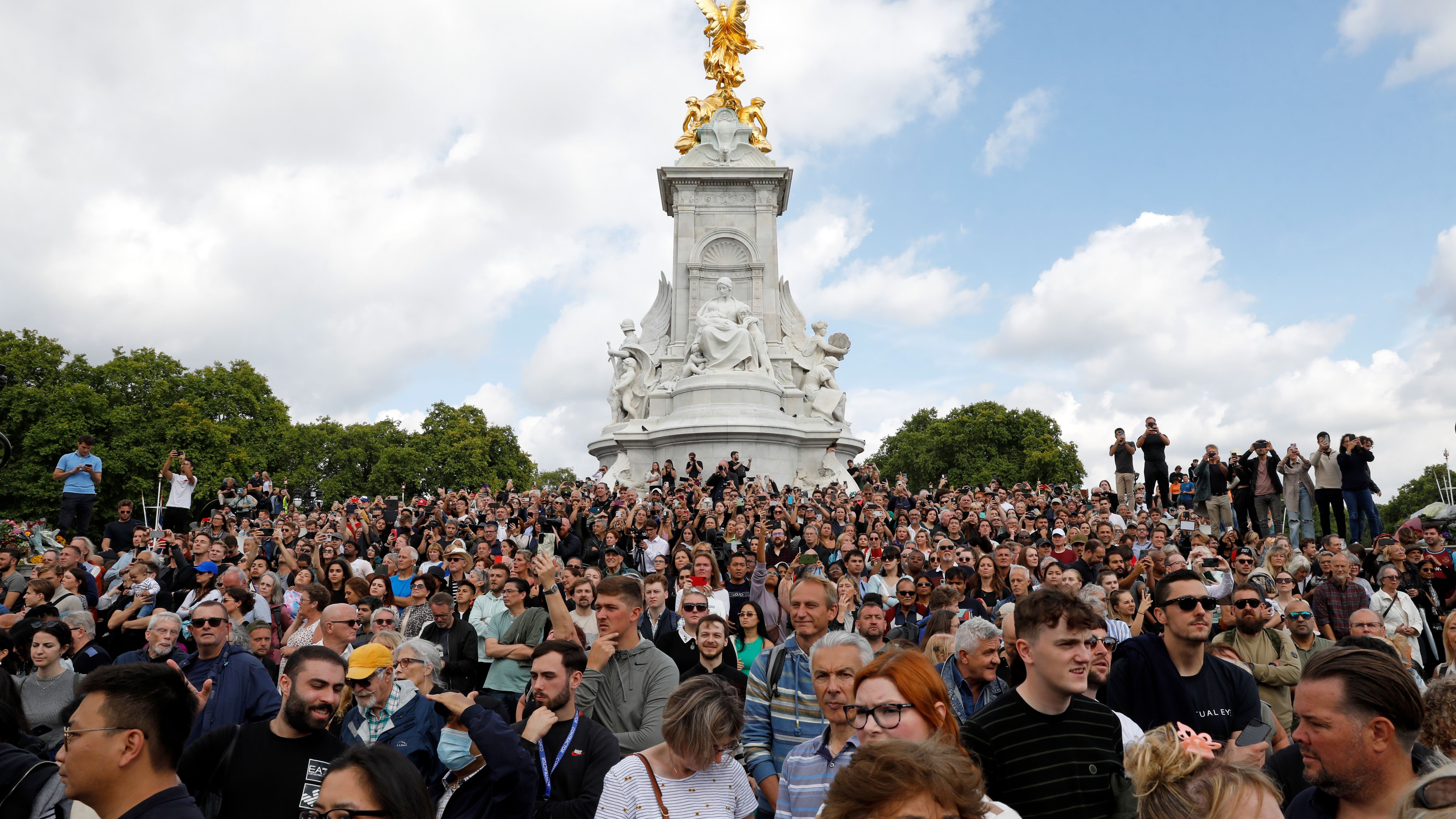 EN IMÁGENES | Dolor y luto en el Palacio de Buckingham por la reina Isabel II