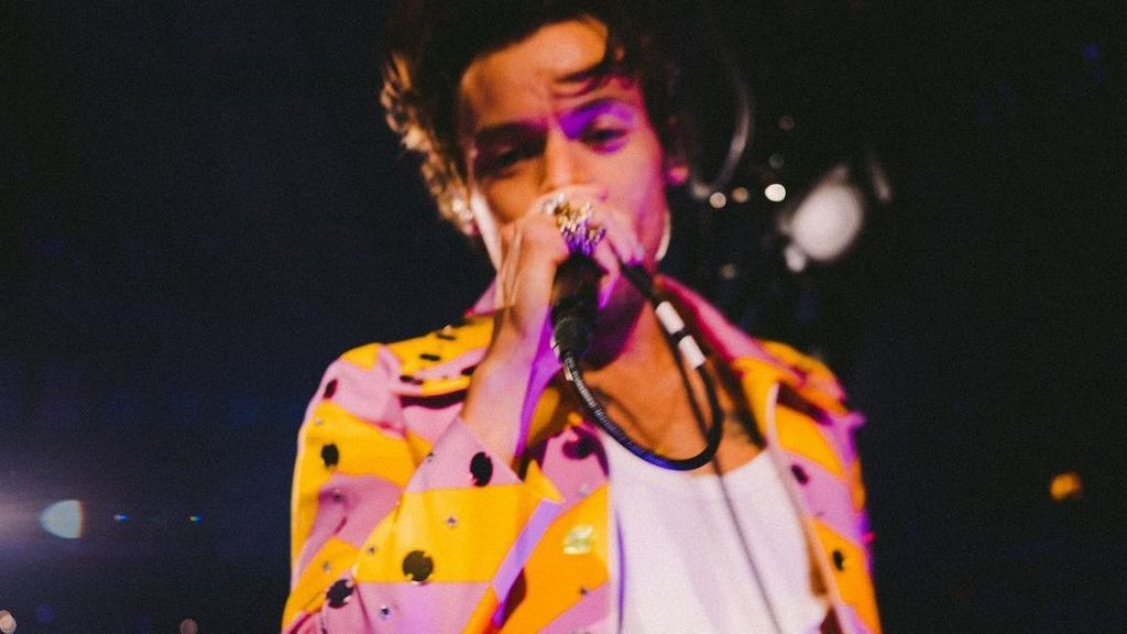 Harry Styles rinde homenaje a la reina