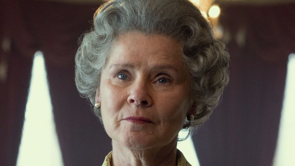Imelda Staunton, como Isabel II en la serie "The Crown"