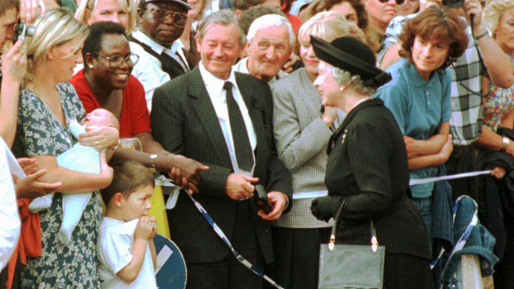 Isabel II se acerca a la gente después de visitar la capilla de Lady Di