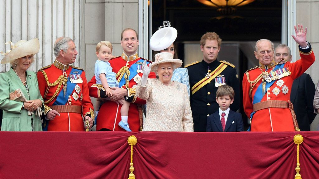 La familia real británica al completo saluda desde el balcón del Palacio en Buckingham, en 2015