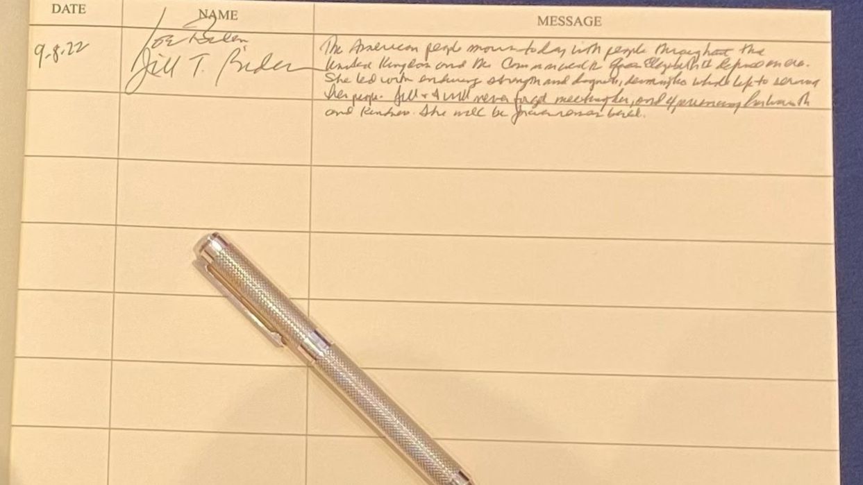 La firma de Joe Biden en el libro de condolencias de la reina Isabel II