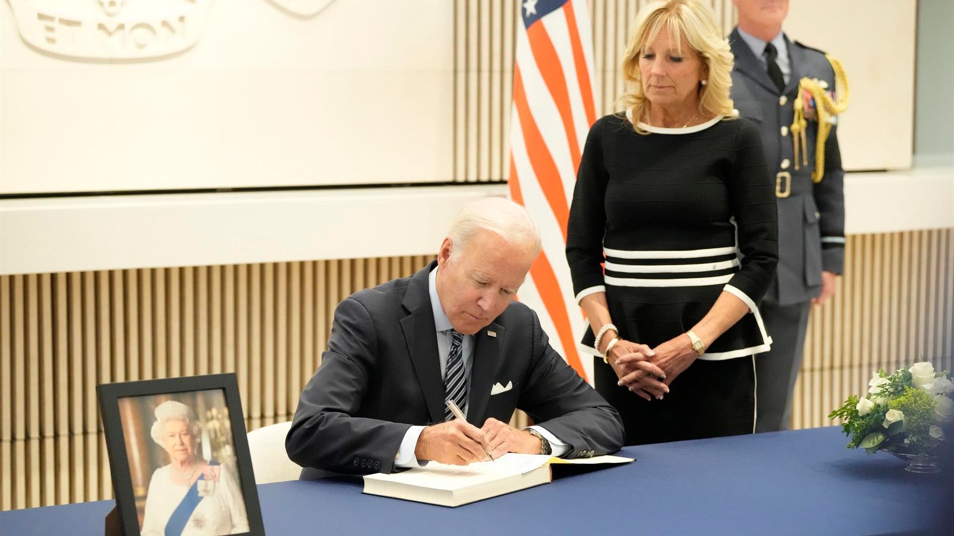 La muestra de respeto y cariño de Joe Biden por la muerte de Isabel II: "Era increíblemente decente y amable" (Septiembre 2022)