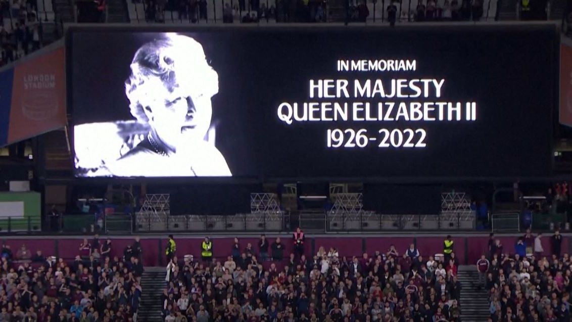 Luto en el fútbol británico por la muerte de la reina Isabel II: se para la Premier League