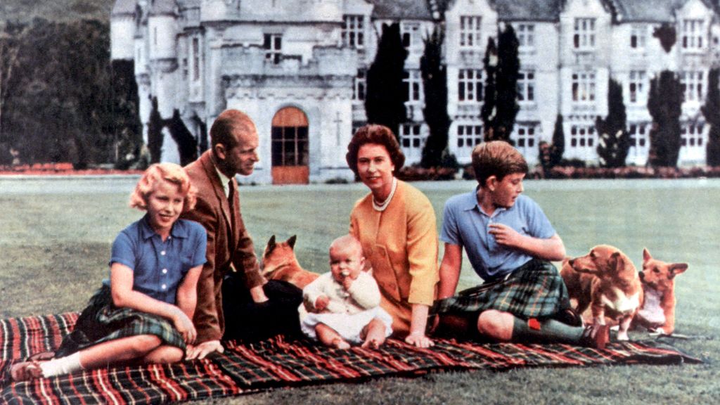 La reina Isabel en 1960 junto a su familia y sus corgis en Escocia