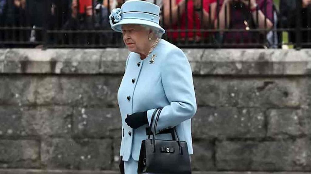 La verdadera función del bolsito negro de la Reina de Inglaterra