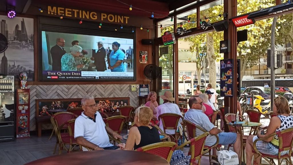 Las televisiones emiten las últimas noticias de la muerte
