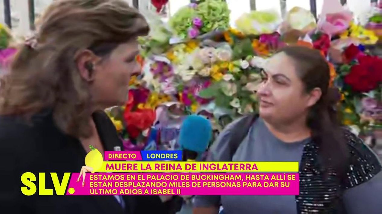 Los británicos se agolpan a las puertas de Buckingham Palace
