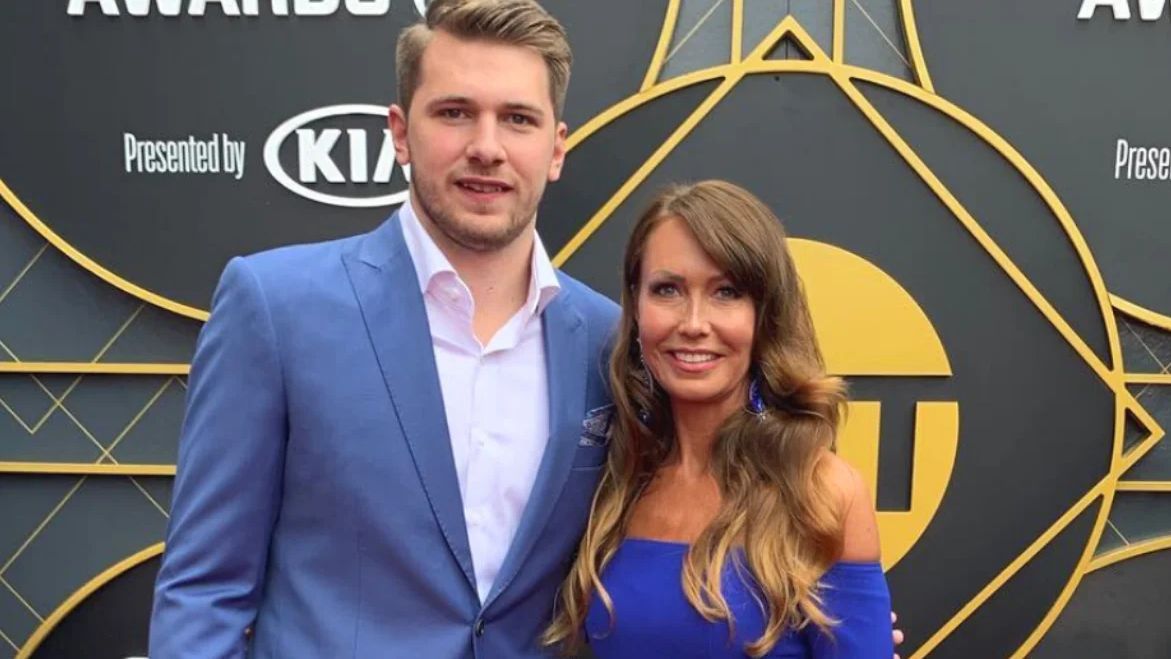 Luka Doncic junto a su madre