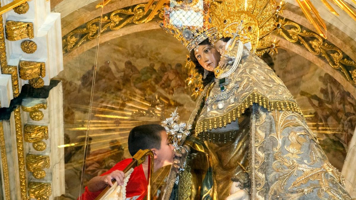 Pedro con la Virgen de los Desamparados Pedro con la Virgen de los Desamparados