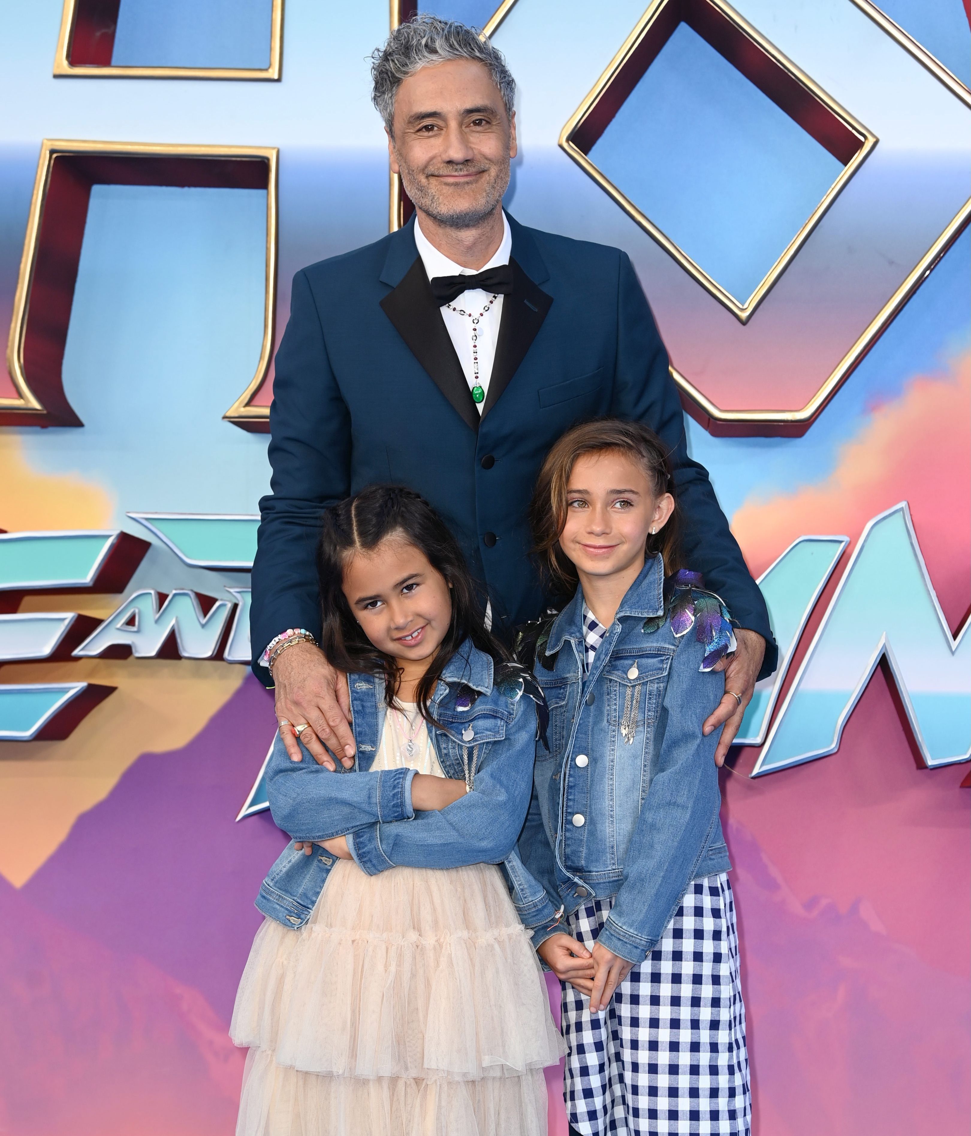 Taika es padre de dos niñas.