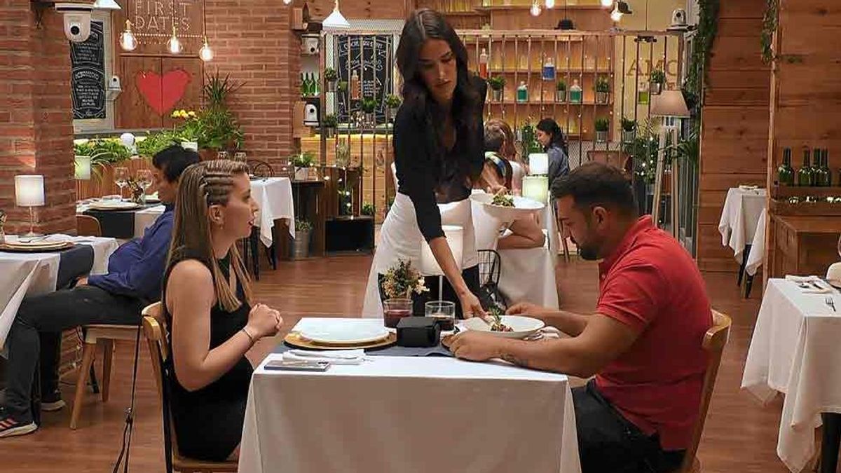 Un pequeño gesto de Lidia Torrent desvela la manía de un soltero de ‘First Dates’: “Esto de que me cambien los cubiertos”