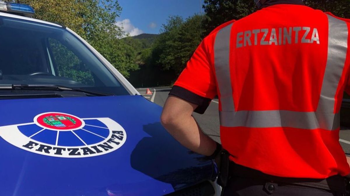 Arrestado un conductor tras intentar arrollar a un ertzaina y darse a la fuga en Zarátamo, Vizcaya