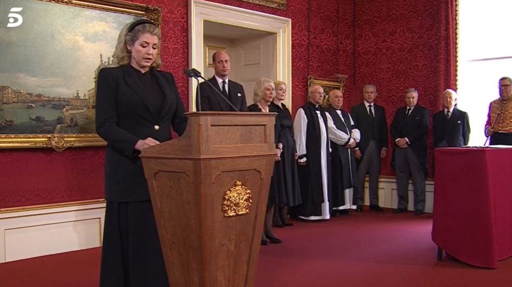 Carlos III, proclamado rey de Inglaterra