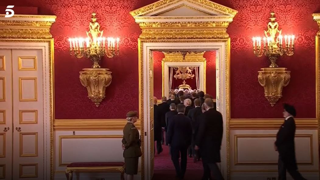 Carlos III, proclamado rey de Inglaterra