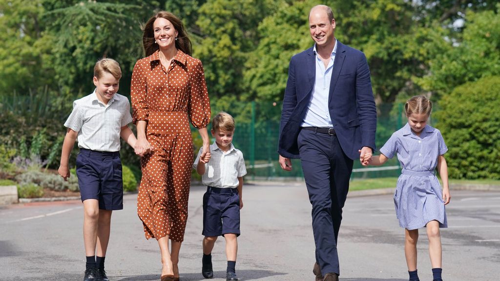 El príncipe Guillermo de Gales junto a su familia
