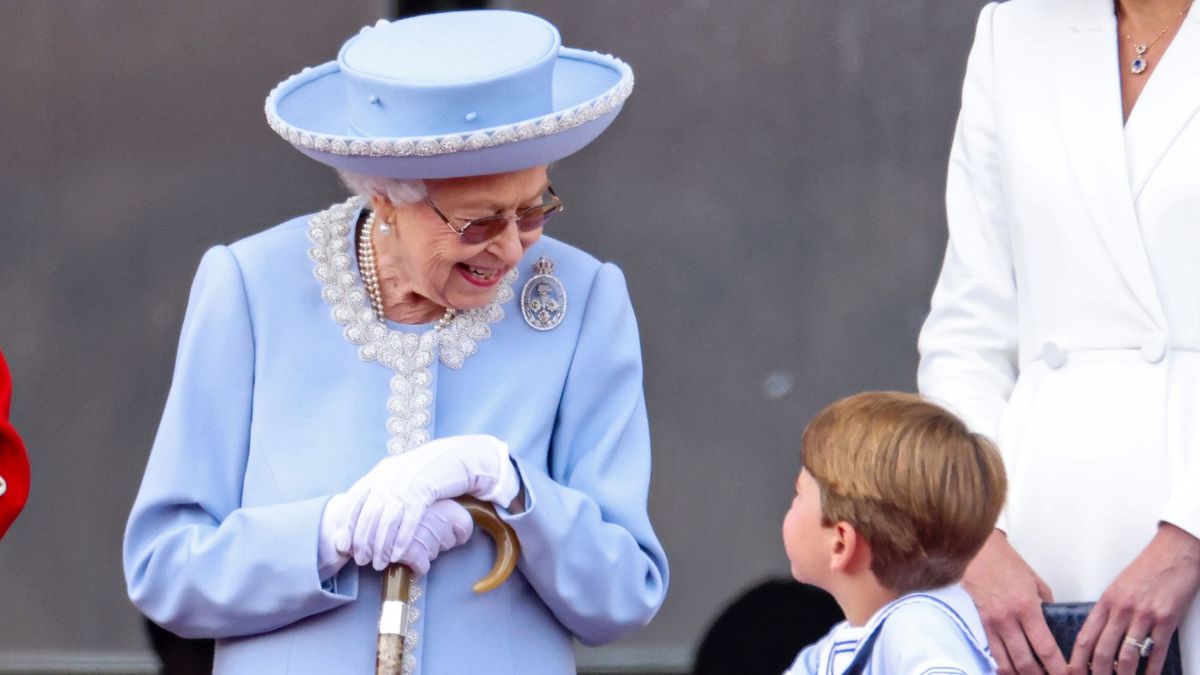 El príncipe Louis, con su bisabuela, la reina Isabel II