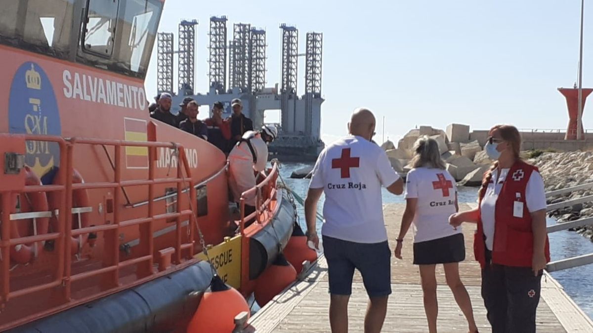 Interceptan dos pateras en Calpe y Alicante con 27 personas en total, entre las que hay un menor y una embarazada Interceptan dos pateras en Calpe y Alicante con 27 personas en total, entre las que hay un menor y una embarazada