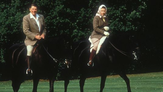 Isabel II montando a caballo junto a Ronald Reagan con quien mantuvo una gran amistad hasta su muerte