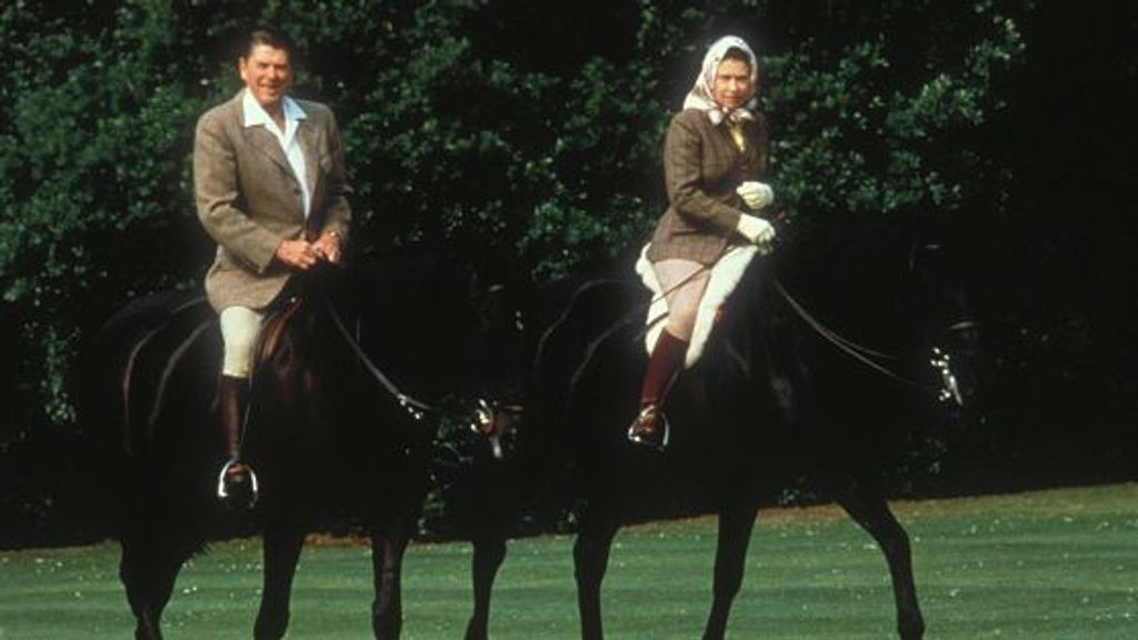 Isabel II montando a caballo junto a Ronald Reagan con quien mantuvo una gran amistad hasta su muerte