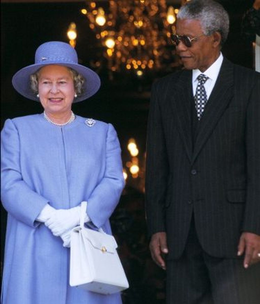 La reina Isabel II junto a Nelson Mandela en 1995 en Sudáfrica