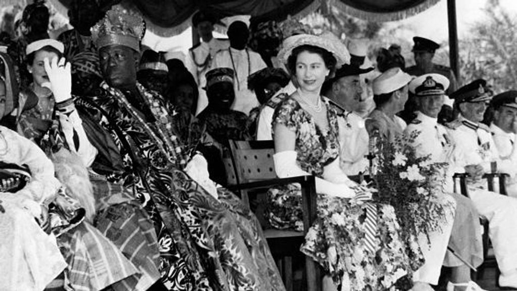 La reina Isabel II junto con el jefe Oba Adeniji-Adele II en Lagos en 1953