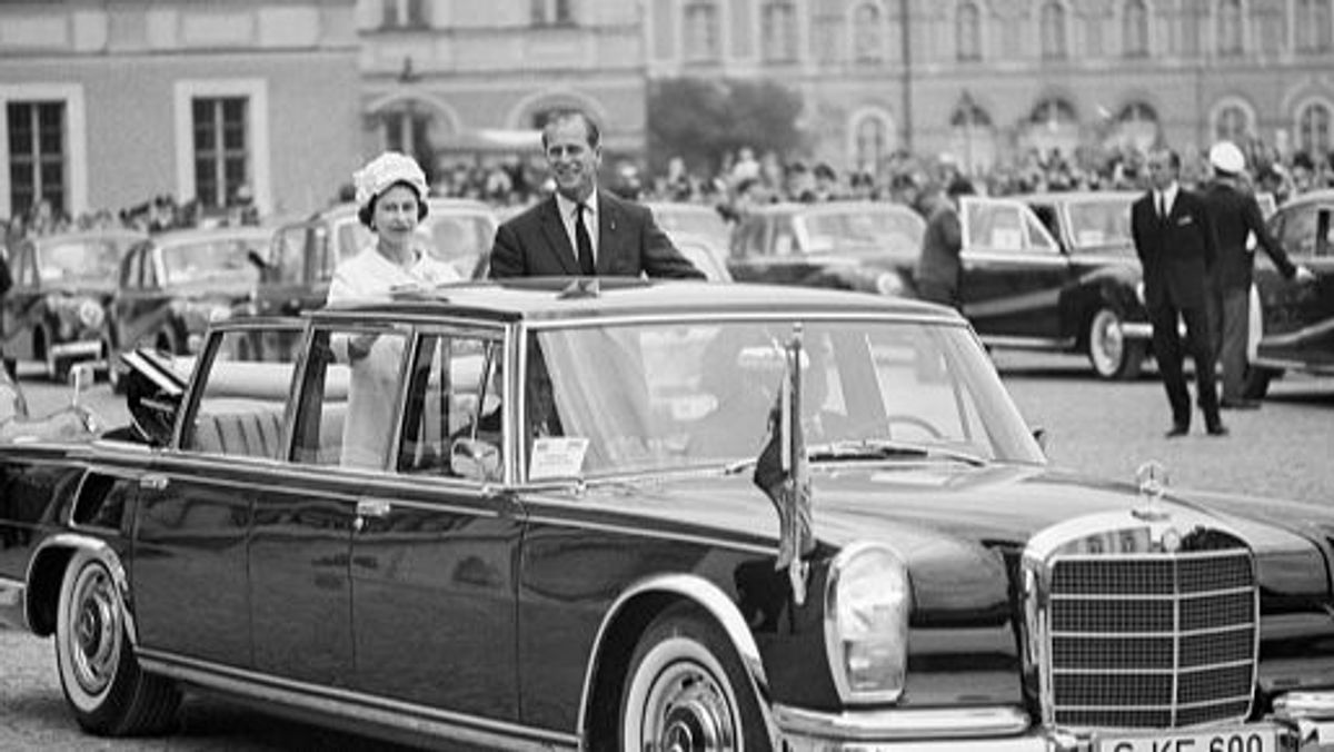 La reina Isabel II y su marido Felipe Mountbatten, el príncipe Felipe de Edimburgo en su visita a Alemania en 1965