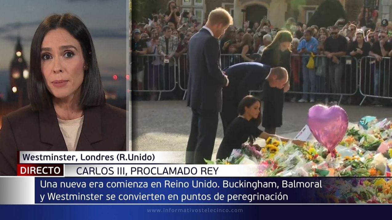 Los príncipes de Gales y los duques de Sussex observan las flores de homenaje a Isabel II