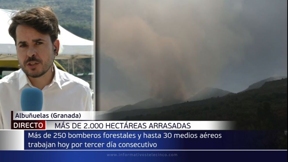 Medios aéreos y terrestres luchan contra el incendio en Los Guájares, Granada