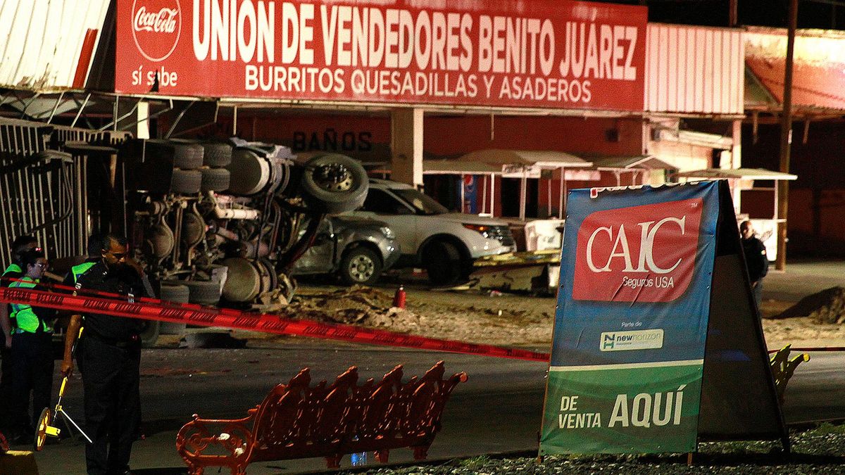 Personal de la policía municipal en la zona del accidente en Ciudad Juárez, Chihuahua (México).
