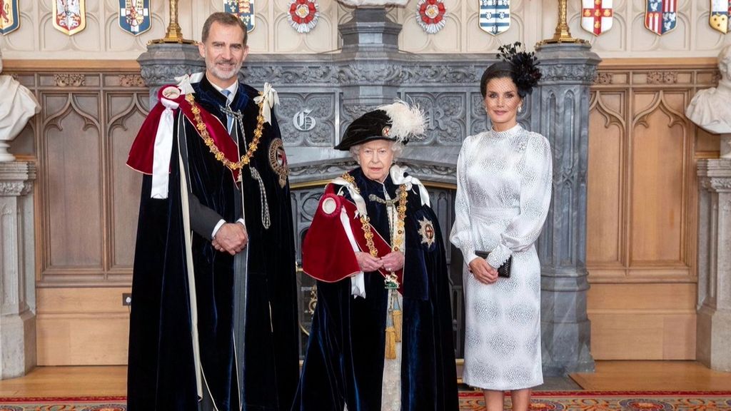 Los reyes Felipe y Letizia, junto a la reina Isabel II