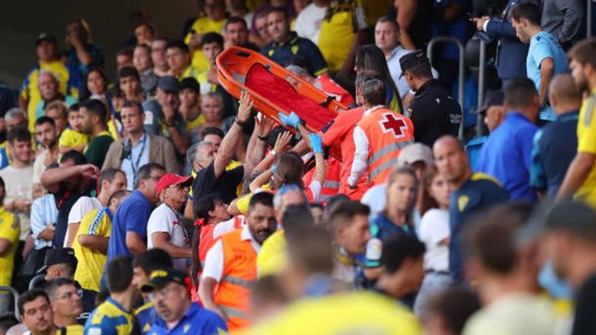 Susto en el duelo entre el Cádiz y el Barça: detuvieron el partido por un ataque al corazón en la grada