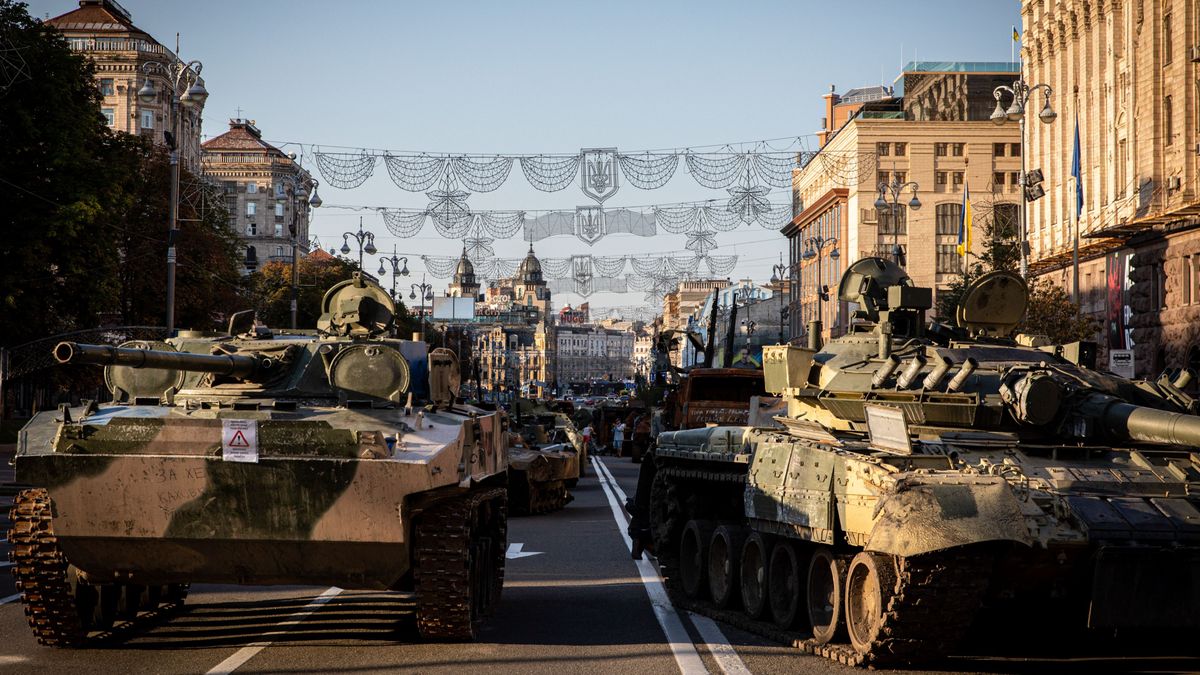 Tanques rusos destruidos durante la exhibición del Día de la Independencia en Kiev