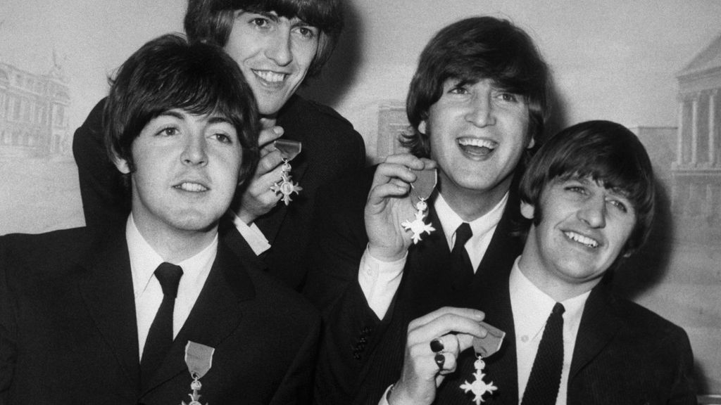 The Beatles reciben el MBE en 1965