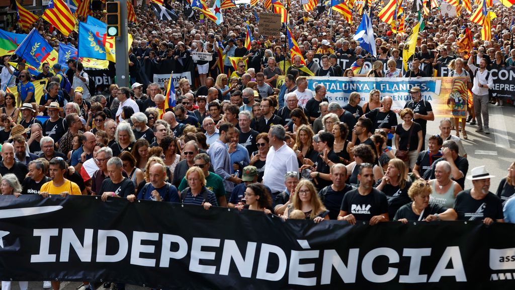 Centenares de personas asisten al acto organizado por Òmnium Cultural con motivo de la Diada del 11 de septiembre, este domingo en Barcelona.