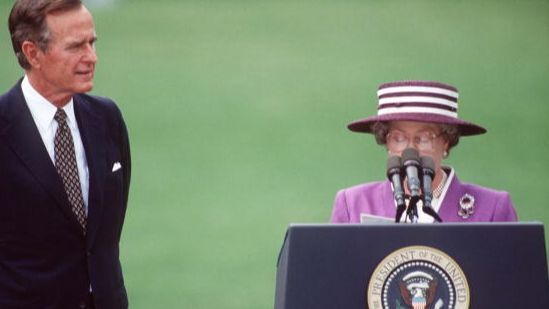 Discurso de la reina en la que los micrófonos estaban altos